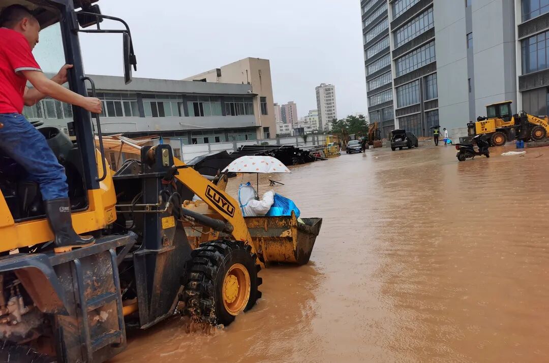 登上卫健委的“挖掘机侠”，华与人全力抗击暴雨保安全